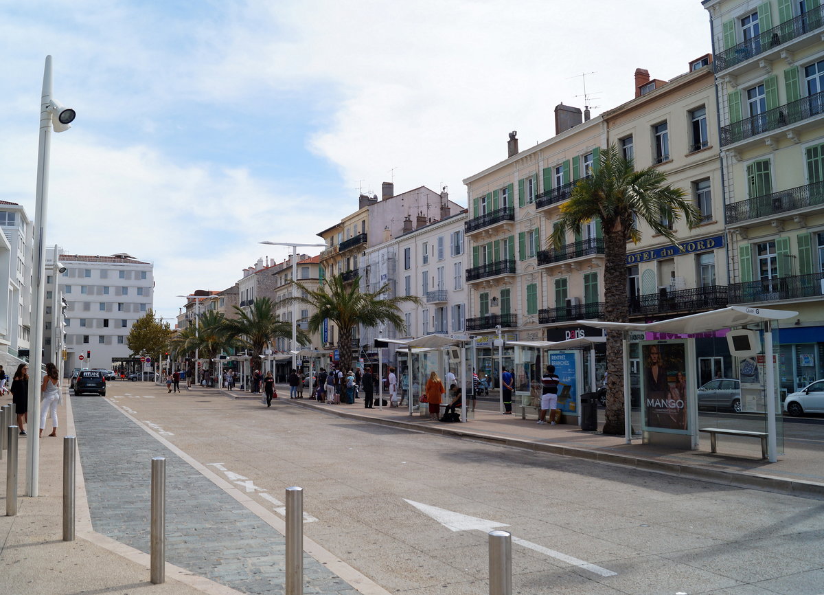 Am Bahnhofsvorplatz in Cannes (Dpartement Alpes-Maritimes), 09.09.2018.