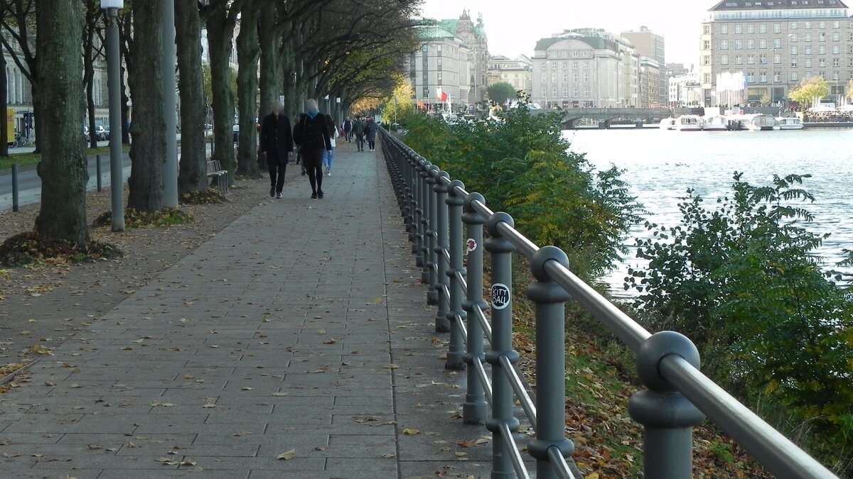 Am Ballindamm in Hamburg am 24.10.2022.
Der Ballindamm ist eine Strae in der Hamburger Innenstadt direkt an der Binnenalster. 
Der Name der Strae erinnert an den deutschen Reeder Albert Ballin. Die von ihm geleitete Reederei Hapag (heute: Hapag-Lloyd) hat ihren Hauptsitz seit 1903 an dieser Strae. 