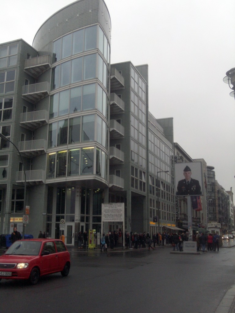 Am Checkpoint Charlie in Berlin am 30.10.2012