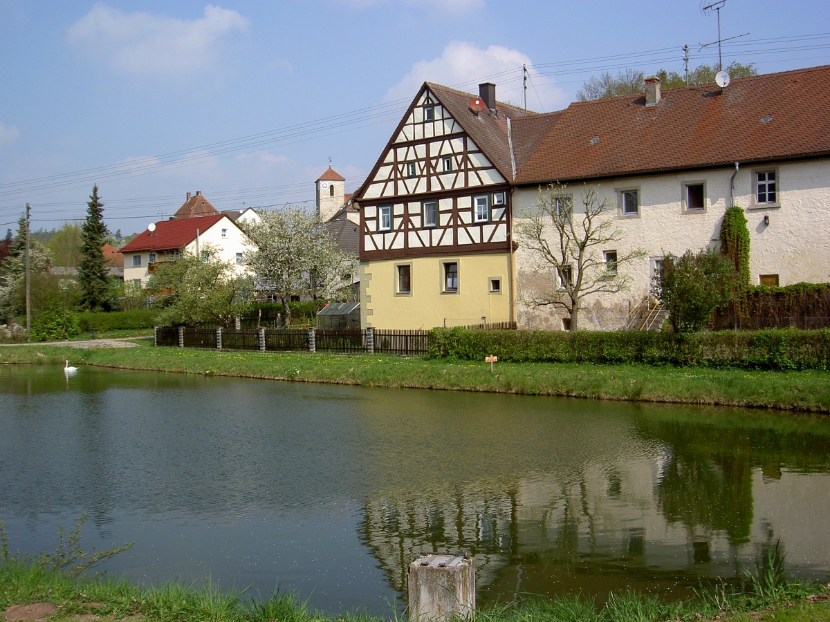Am Dorfweiher von Kornhfstadt mit St. Margaretha Kirche (13.04.2014)
