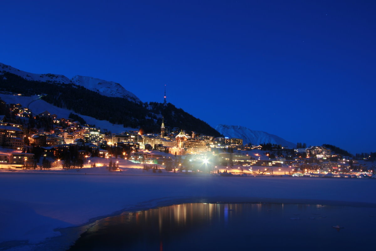 Am Einlauf vom Inn ber den St. Moritzersee steigt leichter Nebel auf. Blick ber den See auf St Moritz in der Abenddmmerung vom 22.04.2014