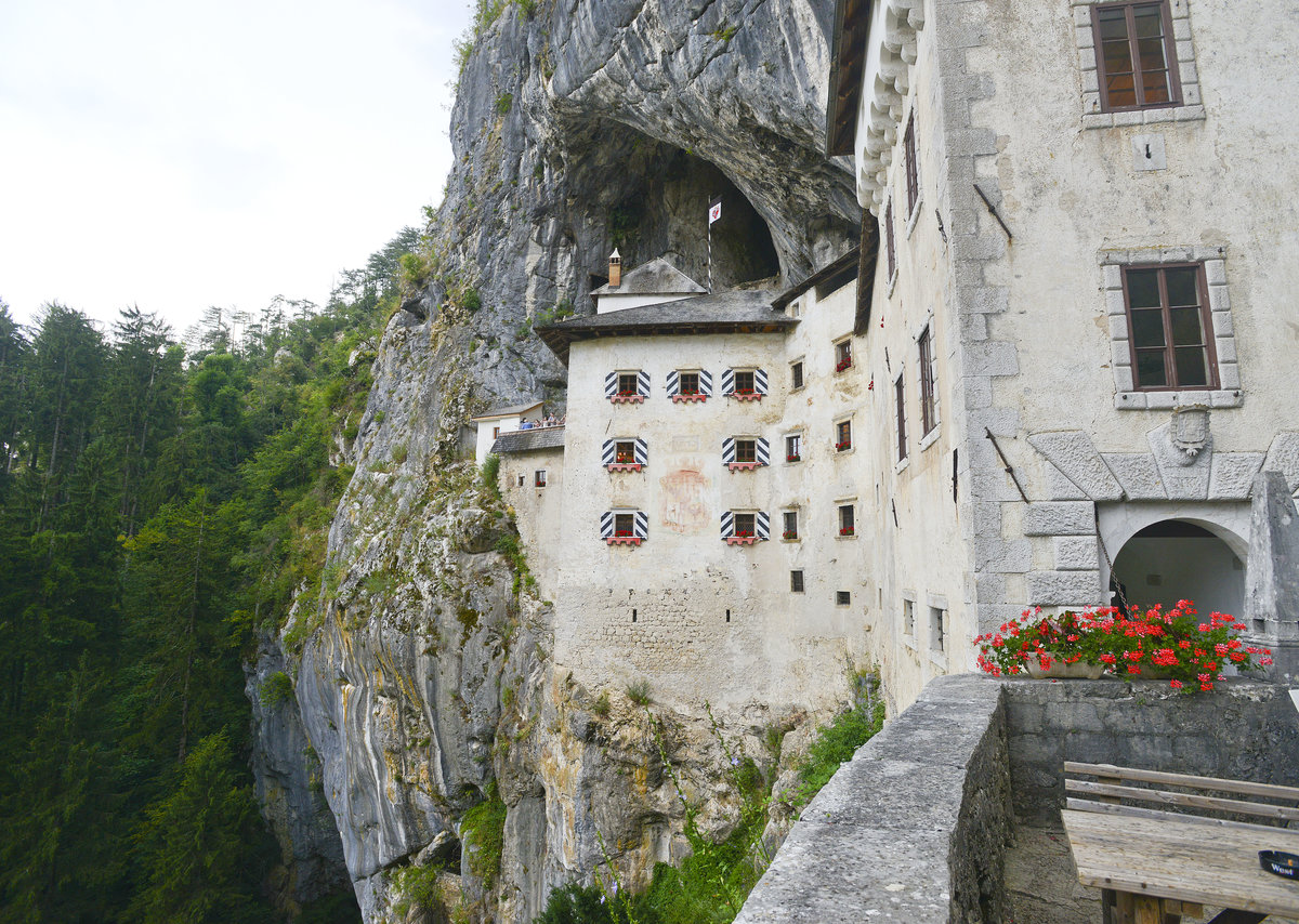 Am Ende eines Tales, in dem der Bach Lokva unter einer 123 Meter hohen Felswand versickert, wurde die Burg Predjama in einer auf halber Hhe der Felswand befindlichen groen Hhle errichtet. Aufnahme: 27. Juli 2016.