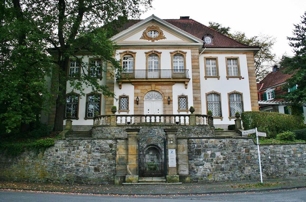 Am Ende der Moltkestrae im Briller-Viertel/Wuppertal trohnt diese alte Villa.
Das grte zusammenhngende Villen-Viertel Deutschlands, das Briller-Viertel in Wuppertal, lockt mit fast 300 dieser Prachtexemplare, auf die Hhenzge nah der Innenstadt und der kleinen aber feinen  Altstadt , dem Luisenviertel, das sich mit den umliegenden, riesigen Bestnden an Grnderzeit- und Jugendstilbauten z.B. auf dem lberg, immer mehr zum Kreuzberg NRW's und dem kreativen Kietz schlechthin entwickelt. Eine der dortigen Villen, ist die als  Galerie Parnass  in der Kunstwelt legendre und berhmte Villa Jaehrling, in der, wie es die FAZ beschrieb, 1963 eine der Schlsselausstellungen des 20 Jahrhunderts mit Joseph Beuys, Bazon Brock, Charlotte Moorman, Nam June Paik, Eckart Rahn, Tomas Schmit und Wolf Vostell stattfand. Das Happening war der Kristallisations-Punkt der Fluxus-Bewegung in Deutschland. Ferner wohnten unter anderem die Dichterin Else-Lasker-Schler, Bayer und IG-Farben-Chef Carl Duisberg und Johannes Rau im Briller-Viertel. 03.10.2011