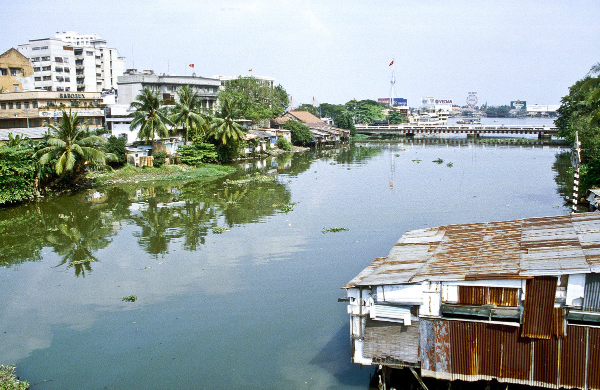 Am Fluss Kênh Bén Nghè in Ho-Chi-Minh-Stadt (Saigon). Bild vom Dia. Aufnahme: Januar 2001.