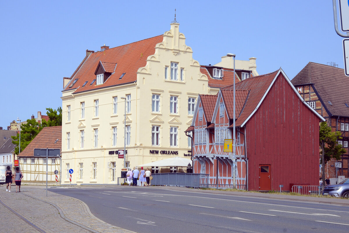 Am Hafen in der Hansestadt Schwerin. Links im Bild ist das Hotel New Orleans zu sehen, rechts im Bild das Gewlbehaus. Aufnahme: 18. Juni 2022.