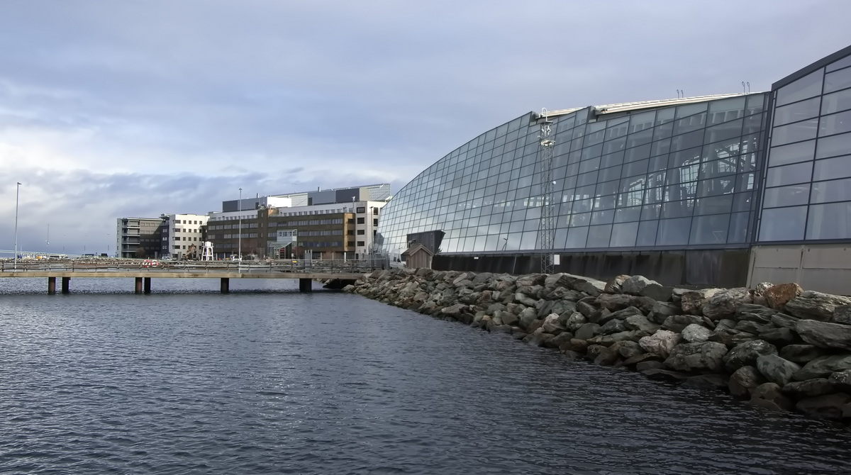 Am Hafen von Trondheim befindet sich unmittelbar eine Schwimm- und Sporthalle, gesehen am 26. Februar 2024