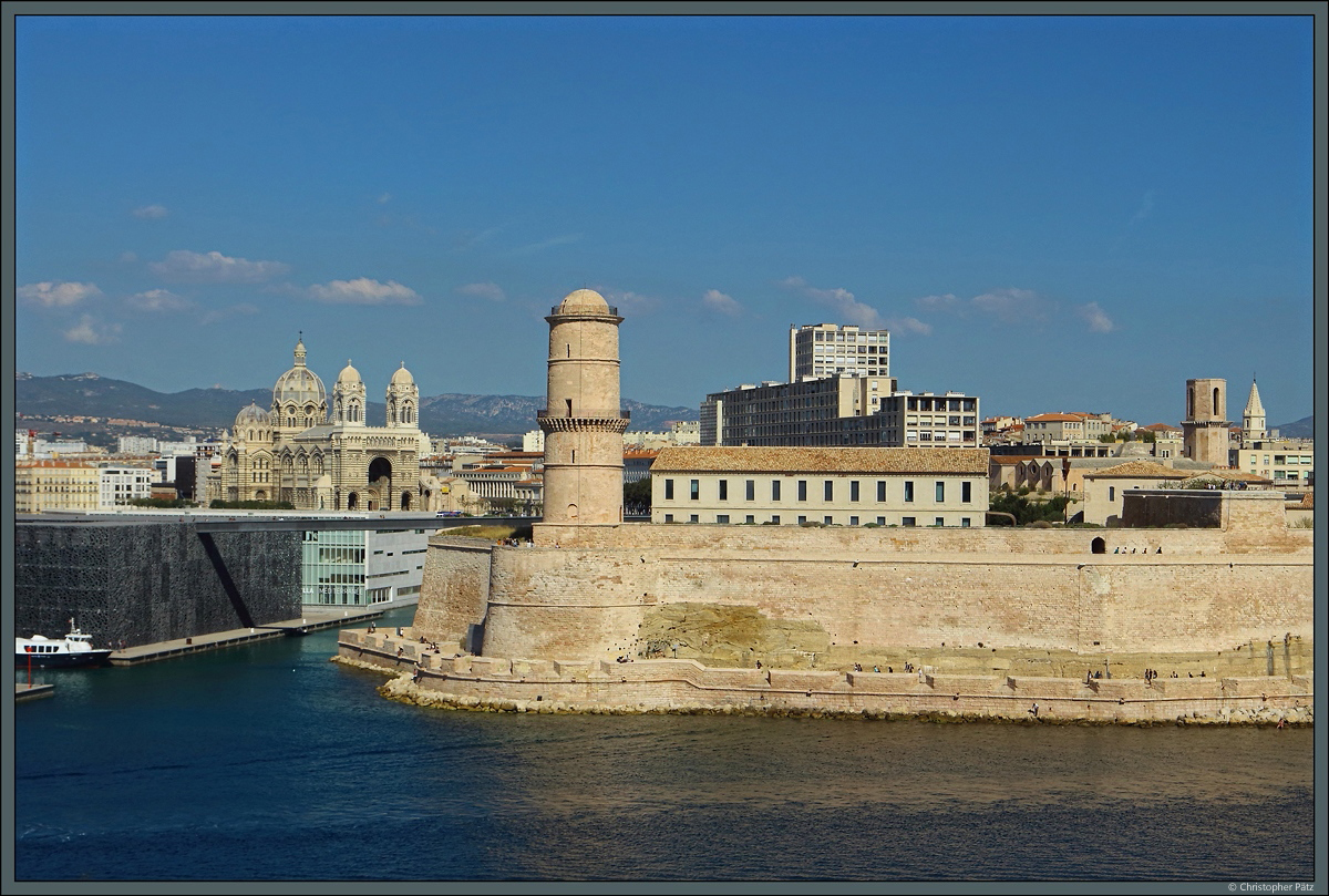 Am Hafen Vieux Port in Marseille treffen Bauten aus verschiedenen Epochen aufeinander. Ganz links befindet sich das 2013 erffnete Museum der Zivilisationen Europas und des Mittelmeers. Rechts davon ist die 1896 fertiggestellte Kathedrale von Marseille zu sehen. In der Mitte ist der Tour du fanal zu sehen, der Teil des Fort Saint Jean aus dem 17. Jahrhunderts ist. (Marseille, 29.09.2018)