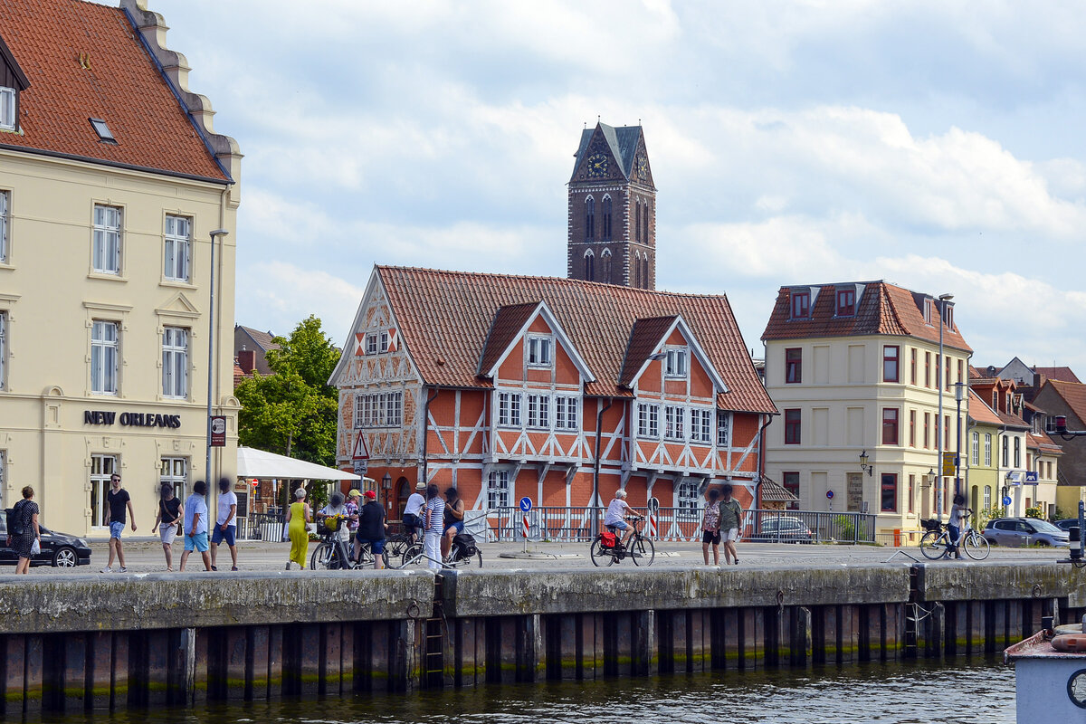 Am Hafen in Wismar. Mitten im Bild ist das Gewlbehaus zu sehen und im Hintergrund der Turm von Marienkirche. Aufnahme: 18. Juni 2022.