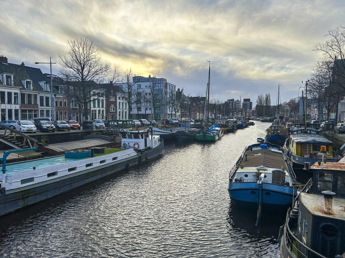 Am Kanal Lopende Diep in der Innenstadt von Groningen. Aufnahme: 29. Dezember 2023.