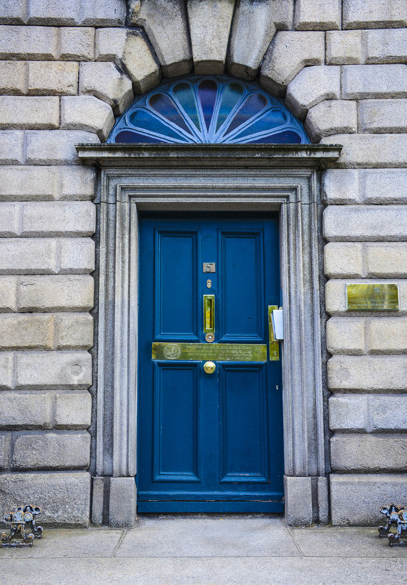 Am Marion Square kann man die berhmten Dublin Doors besichtigen. Aufnahme: 10. Mai 2018. 