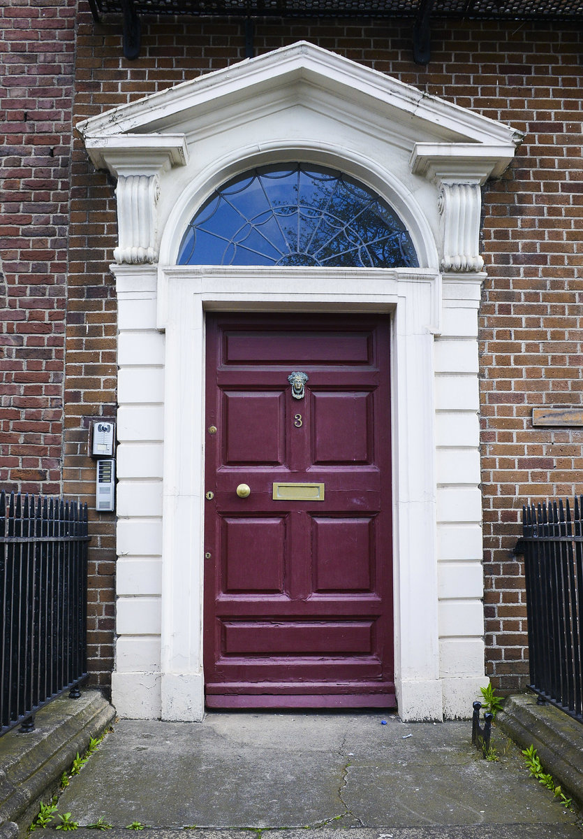 Am Marion Square kann man die berhmten Dublin Doors besichtigen. Aufnahme: 10. Mai 2018. 