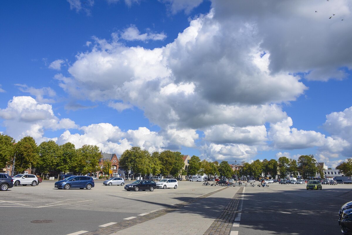 Am Marktplatz von Heide in Dithmarschen. Aufnahme: 22. September 2022.