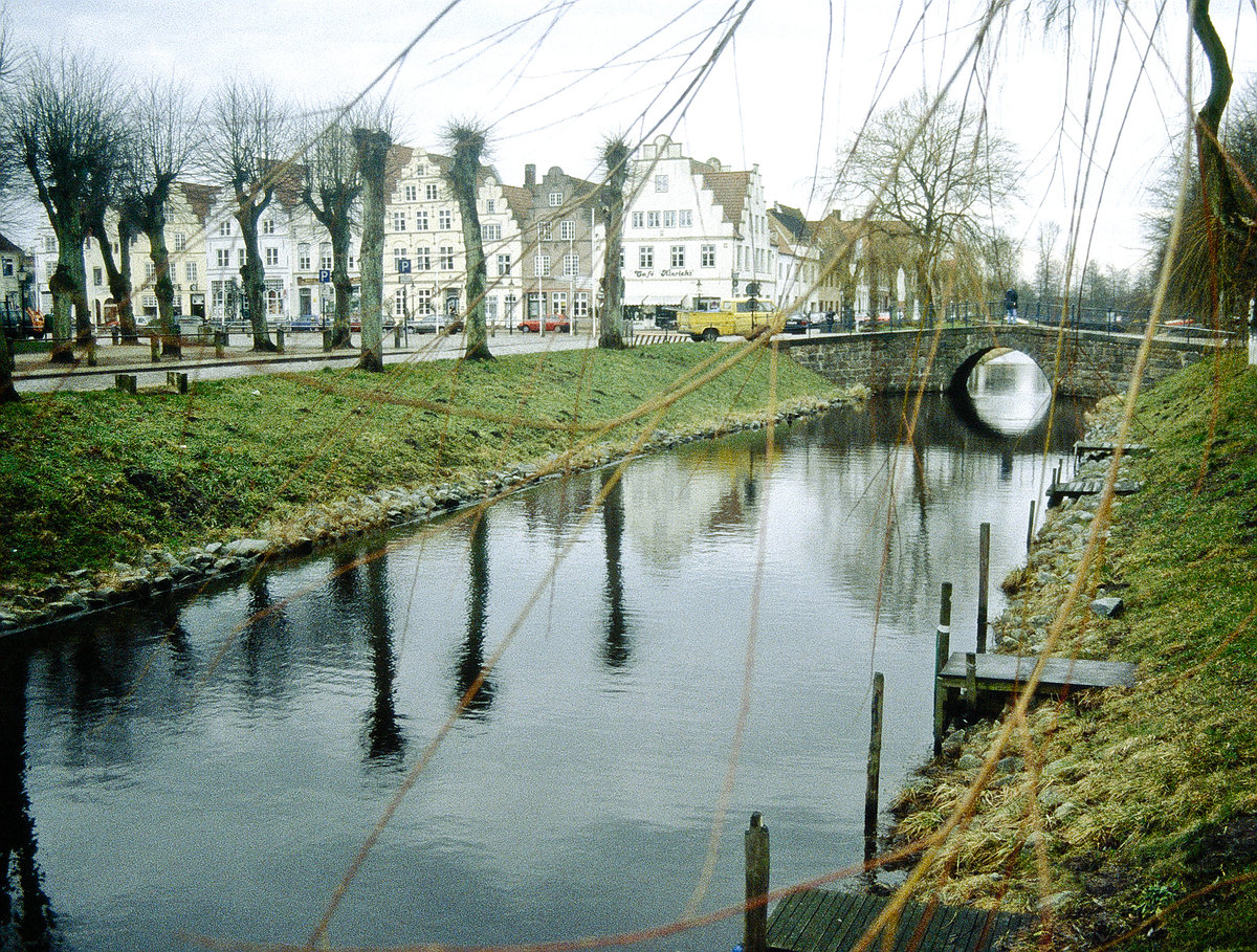Am Mittelburgwall in Friedrichstadt. Bild vom Dia. Aufnahme: Januar 2000.