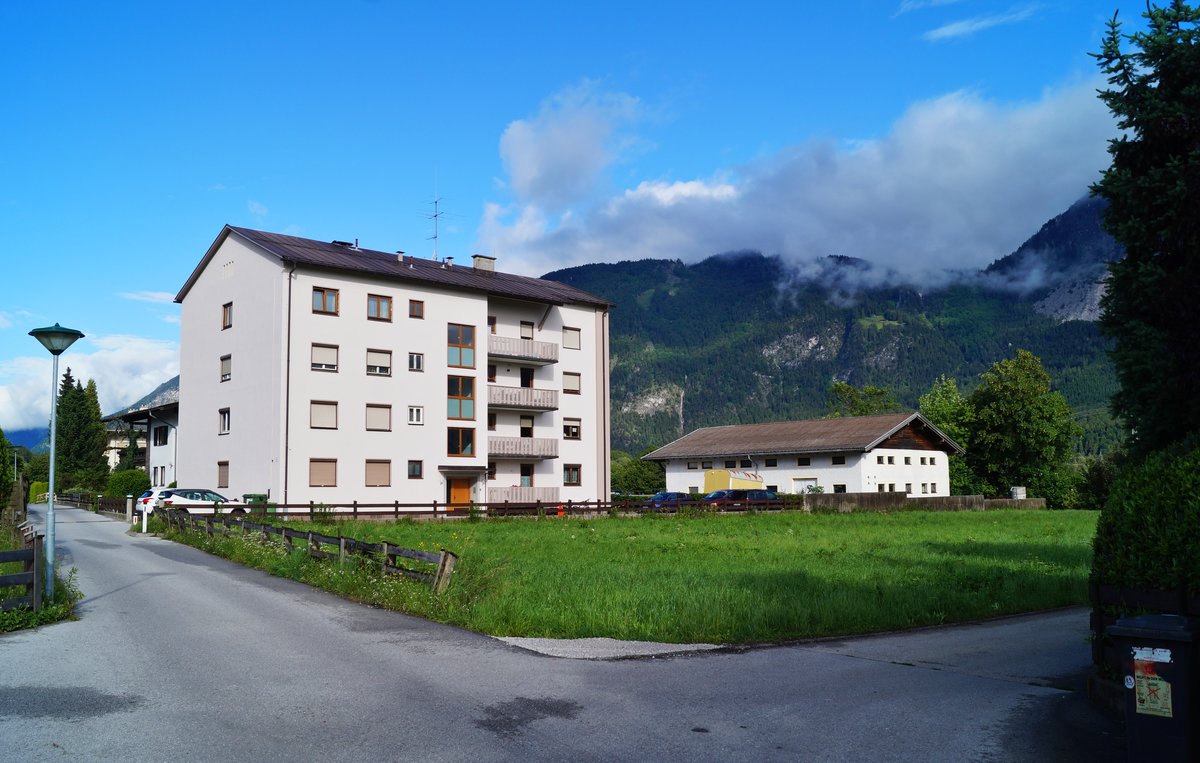 Am Niederfeldweg (Nhe Bahnhof) in Brixlegg. Im Hintergrund das von Restwolken der vergangenen Nacht teilweise verdeckte Rofangebirge. (11.06.2020)