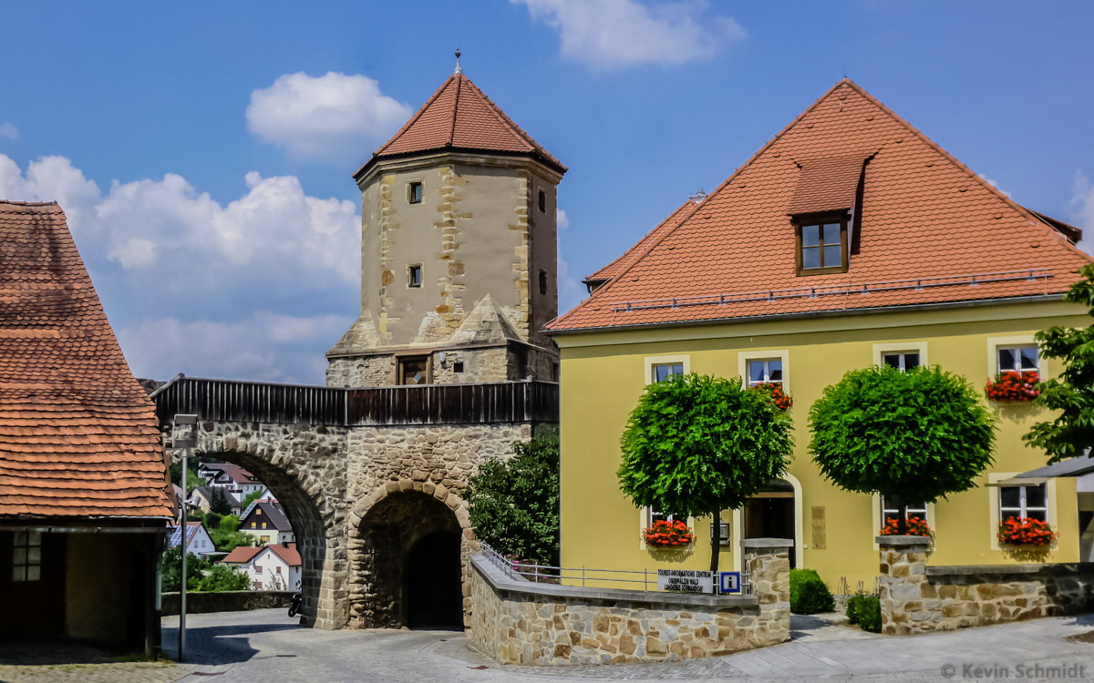 Am nordwestlichen Rand der historischen Nabburger Altstadt befindet sich das Obertor, ein Torturm mit achteckigem Grundriss. Direkt daneben gelegen ist das Tourismuszentrum Oberpflzer Wald. (10.07.2013)