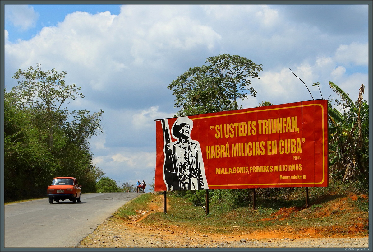 Am Ortsausgang von Viñales weist ein großformatiges Hinweisschild auf das Memorial a Los Malagones hin. Die Malagones waren die erste Miliz Kubas. (21.03.2017)