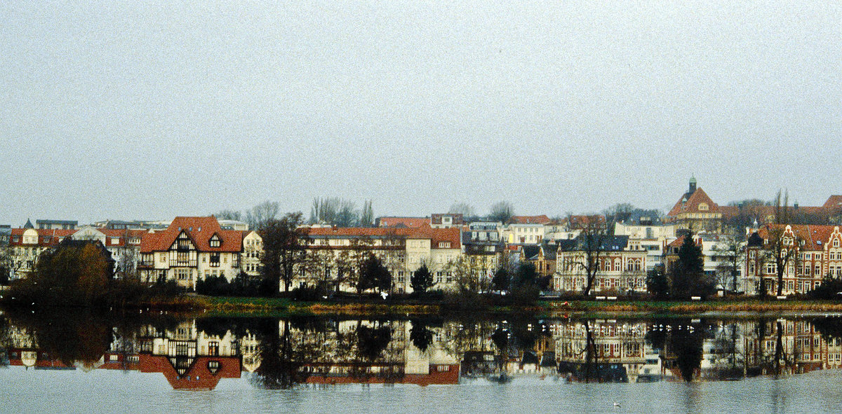 Am Pfaffenteich von Schwerin. Bild vom Dia. Aufnahme: Januar 2001.