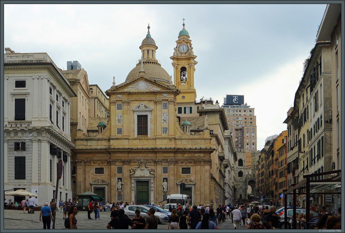 Am Piazza Matteotti im Zentrum Genuas befindet sich die kleine Kirche Chiesa del Ges aus dem 16. Jahrhundert. Auch im September herrscht hier reges Treiben. Rechts im Hintergrund ist das Stadttor Porta Soprana erkennbar. (22.09.2018)