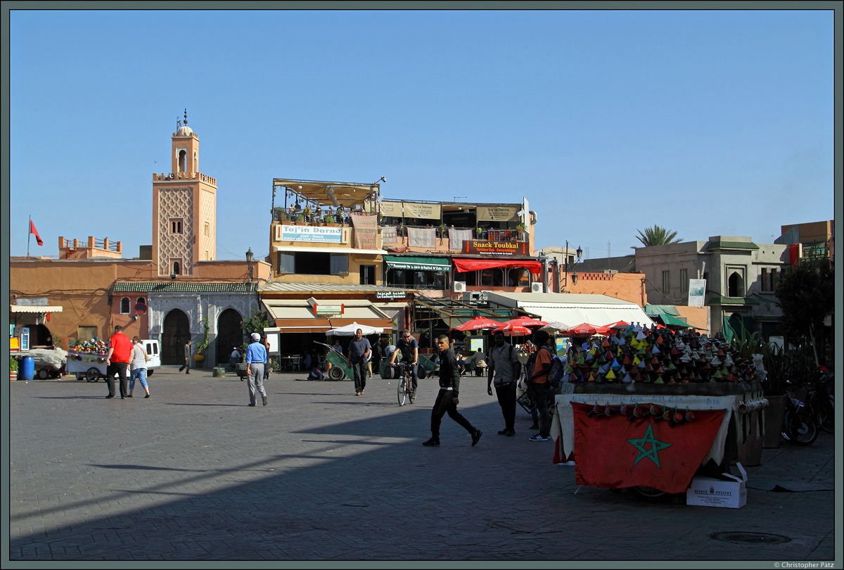 Am Platz Djama el-Fna in Marrakesch befinden sich auch zahlreiche Garkchen und Restaurants. Besonders begehrt sind die Terrassen auf den Dchern, da sie einen guten Blick ber das Getmmel des Platzes bieten. Ein beliebtes Gericht der marokkanischen Kche ist Tajine, welche in den kegelfrmigen Gefen, die auf dem rechten Wagen zu sehen sind, zubereitet wird. ber einem Holzkohlefeuer knnen die Gerichte (Fisch, Fleisch oder Gemse) langsam gegart werden. (Marrakesch, 17.11.2015)