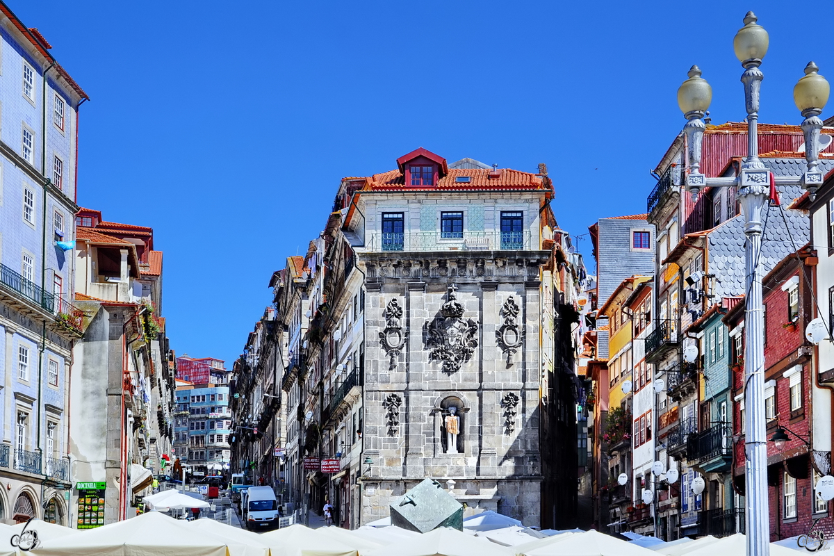 Am Rande des Ribeira-Platzes ist an einer Hausfassade dieser in den 1780er Jahren entstandene monumentale Brunnen mit der Statue von Johannes dem Tufer zu sehen. (Porto, Mai 2013)