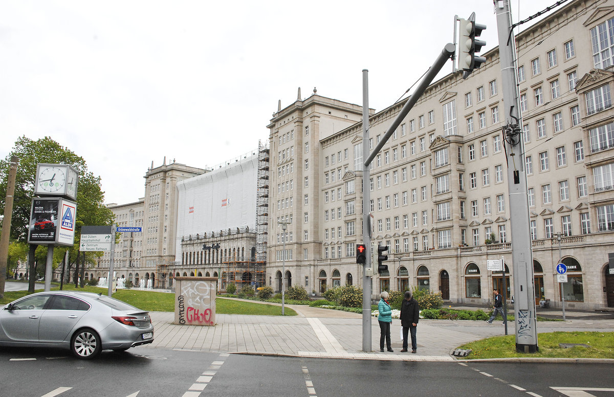 Am Roplatz in Leipzig - Die Ringbebauung von 1955 ist ein typisches Beispiel der DDR-Architektur im Stil des Sozialistischen Klassizismus, auch als Zuckerbckerstil bezeichnet. Aufnahme: 29. April 2017.