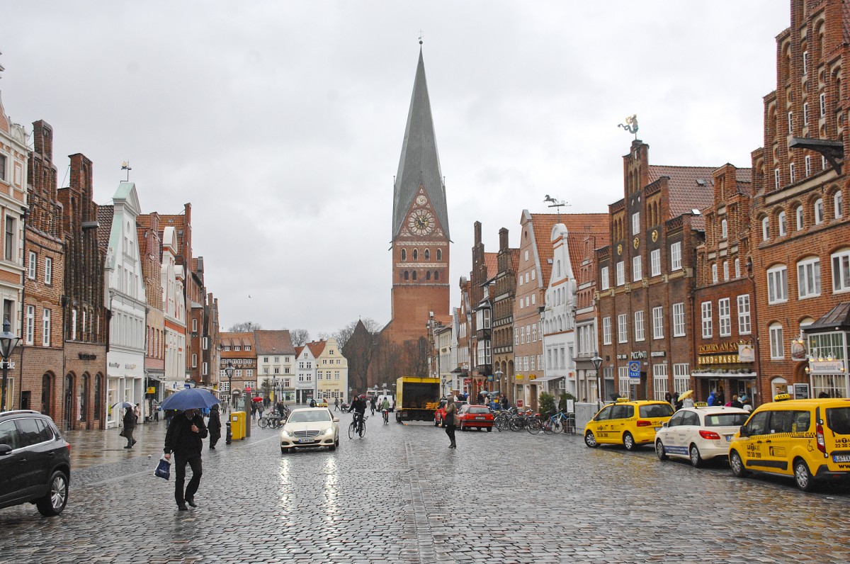 Am Sande in Lneburg. Im Hintergrund ist die St. Johannis-Kirche zu sehen. 30. Januar 2016.