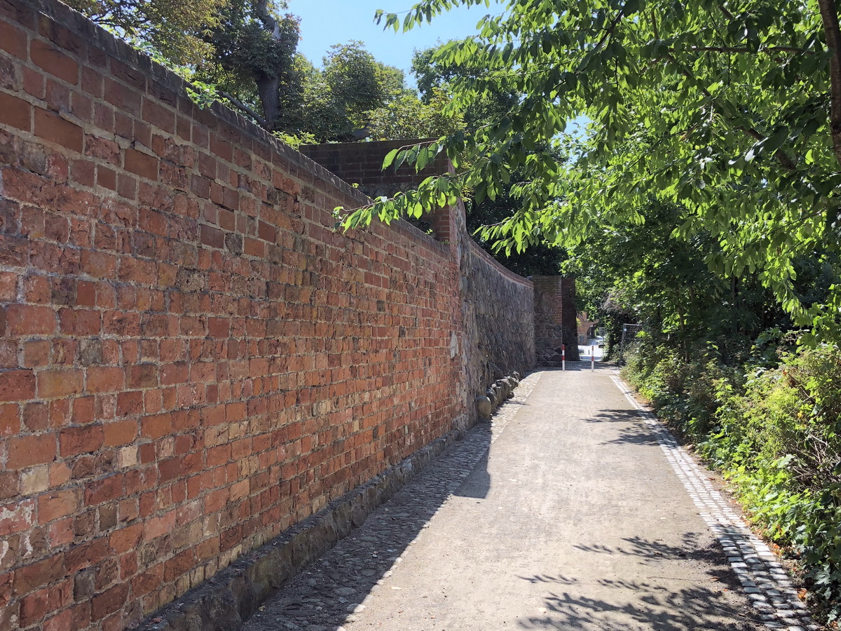 Am Stadtpark von Prenzlau die gut erhaltene Stadtmauer am 18. August 2018.