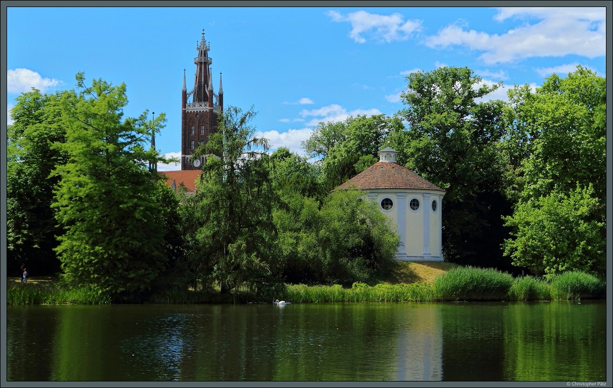 Am sdlichen Ufer des Wrlitzer Parks befinden sich die 1789/90 errichtete Synagoge und die St.-Petri-Kirche. (Wrlitz, 01.07.2018)