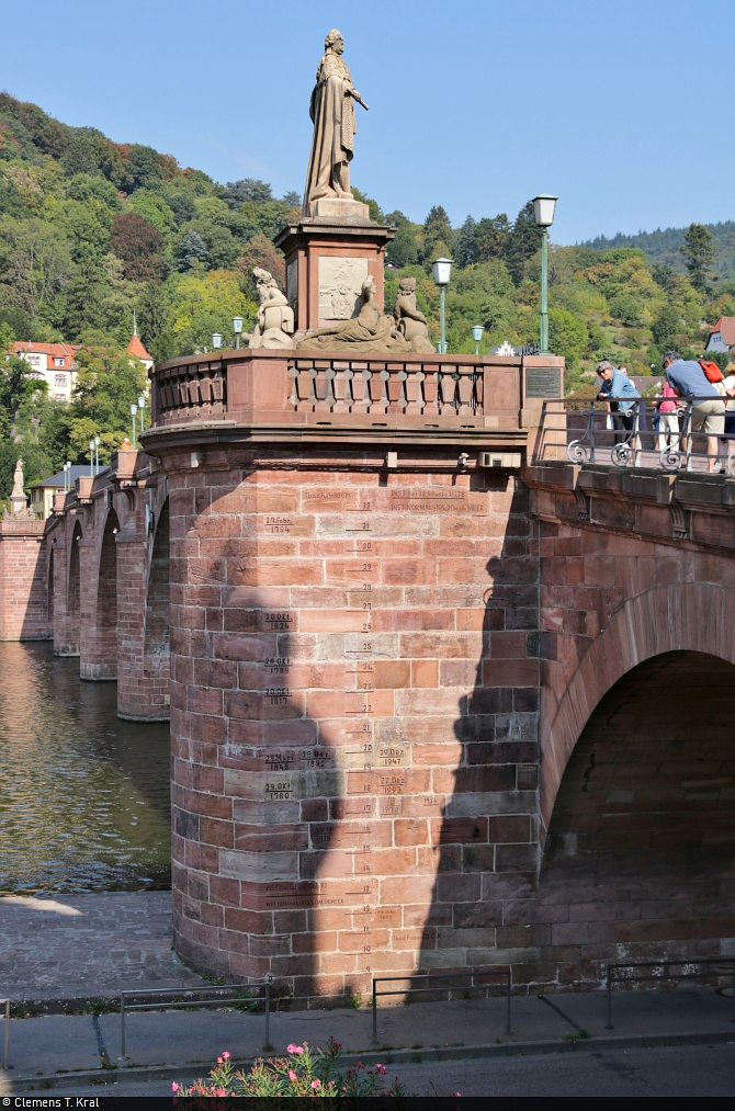 Am sdwestlichen Pfeiler der Alten Brcke in Heidelberg lassen sich die Pegelstnde der Hochwasser des Neckars ablesen. Den bisher hchsten Wert gab es demnach am 27.2.1784 mit 31 badischen Fu (9,30 Meter).

🕓 22.9.2020 | 12:43 Uhr