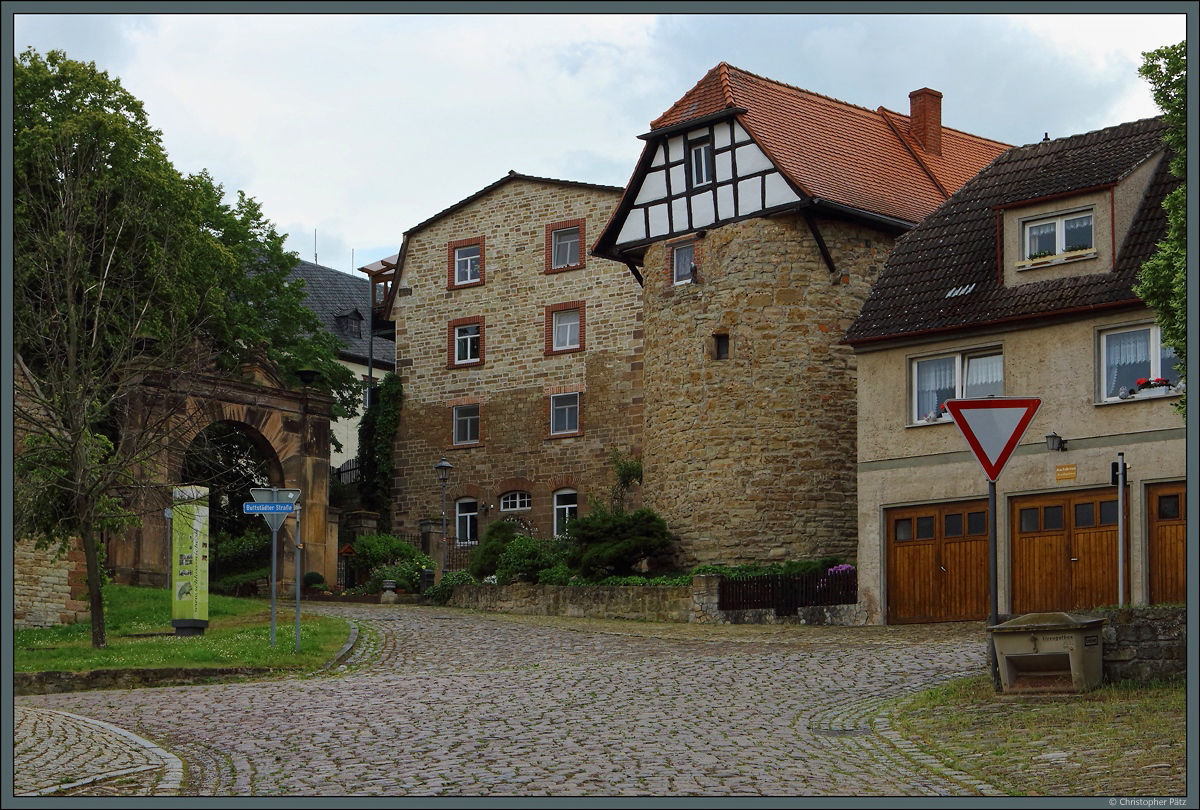 Am Tor zum Schloss Wiehe steht ein zum Wohnhaus umgebauter Wehrturm. (Wiehe 05.06.2020)