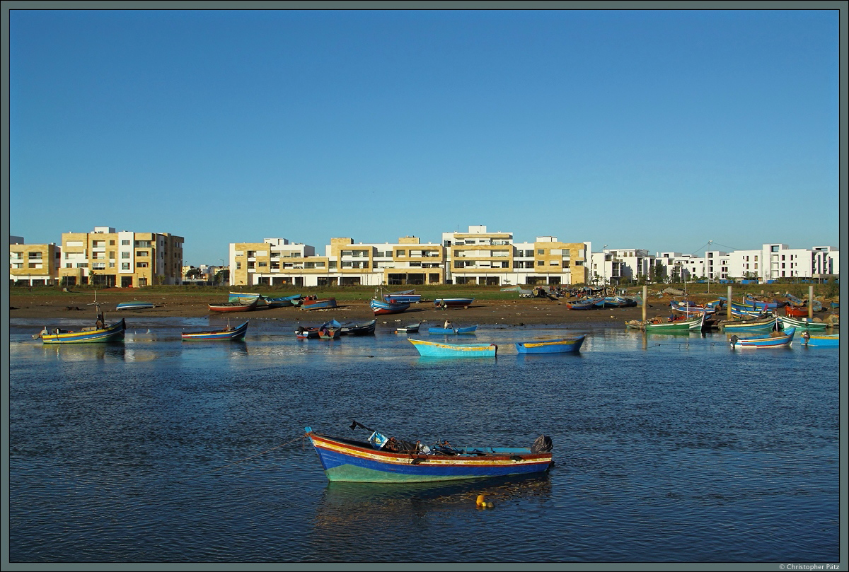 Am Ufer des Flusses Bou Regreg sind in den letzten Jahren zahlreiche Neubauten entstanden. Sie gehren bereits der Stadt Sal an, die unmittelbar an Rabat angrenzt. Im Fluss ankern zahlreiche bunte Boote. (23.11.2015)