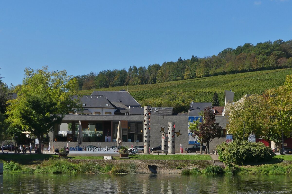 Am Ufer der Mosel stehen diese Drei mit Sternen geschmckten Sulen auf dem Europlatz, vor dem Museum in Schengen, nahe dem Dreilndereck Luxemburg – Frankreich – Deutschland. Aufgenommen bei einer Schiffrundfahrt auf der Mosel. 09.2023