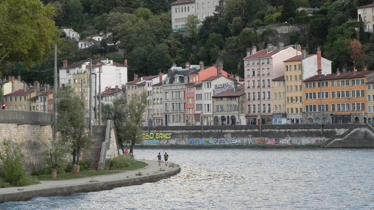 Am Ufer der Saone in Lyon, der drittgrten Stadt Frankreichs nach Paris und Marseille, am 14.10.2023.
Nur wenige Kilometer weiter endet die Saone und fliet im Stadtteil La Confluence in die Rhone.