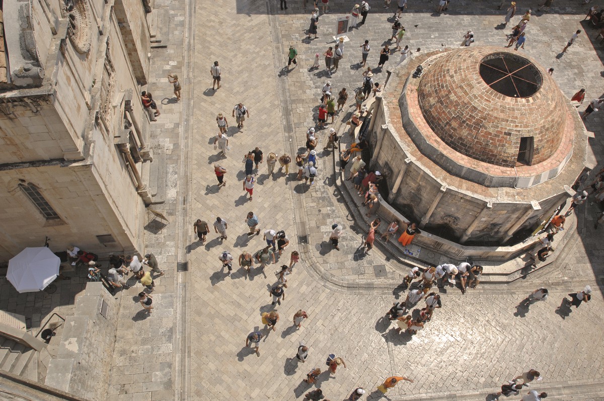 Am westlichen Ende von Stradun in Dubrovik steht der Große Onofrio-Brunnen (Velika Onofrijeva fontana) mit 16 Wasserspeiern. Das Foto ist auf der Stadtmauer von Dubrovnik aufgenommen. Juli 2009.