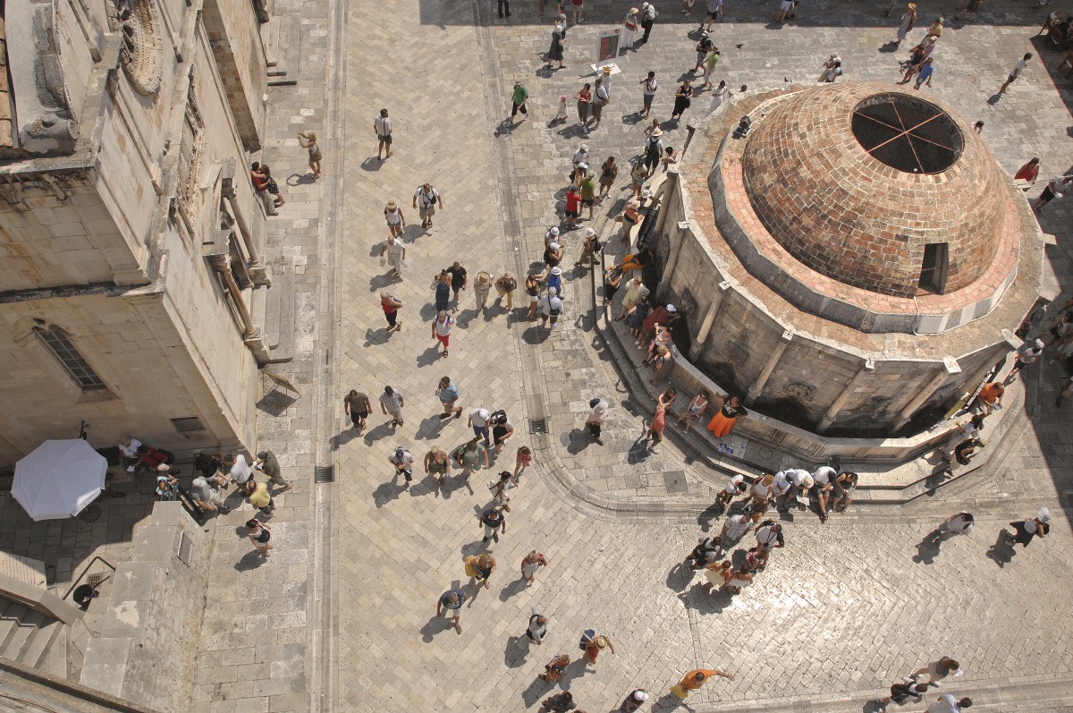 Am westlichen Ende von Stradun in Dubrovik steht der Groe Onofrio-Brunnen (Velika Onofrijeva fontana) mit 16 Wasserspeiern. Das Foto ist auf der Stadtmauer von Dubrovnik aufgenommen. Juli 2009.