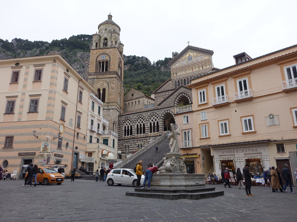 Amalfi, Dom San Andreas, erbaut im 10. Jahrhundert, farbige Mosaikfassade aus dem 18. Jahrhundert (25.02.2023)
