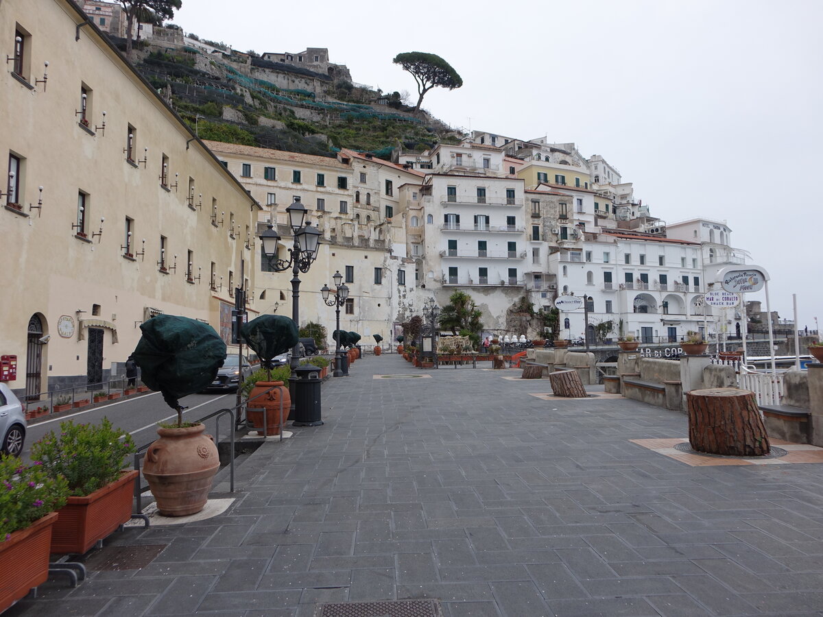 Amalfi, Huser am Corso delle Repubbliche Marinare (25.02.2023)