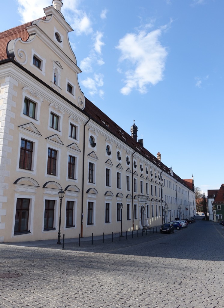 Amberg, ehem. Jesuitenkolleg, erbaut 1665 bis 1669 durch Wolfgang Hirschstetter, 
Nordflgel erbaut 1684 durch Georg Dientzenhofer, heute Provinzialbibliothek und Internat des Max Reger Gymnasium (06.04.2015)