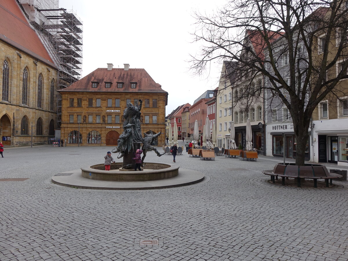 Amberg, Huser und Hochzeitsbrunnen am Marktplatz (06.04.2015)