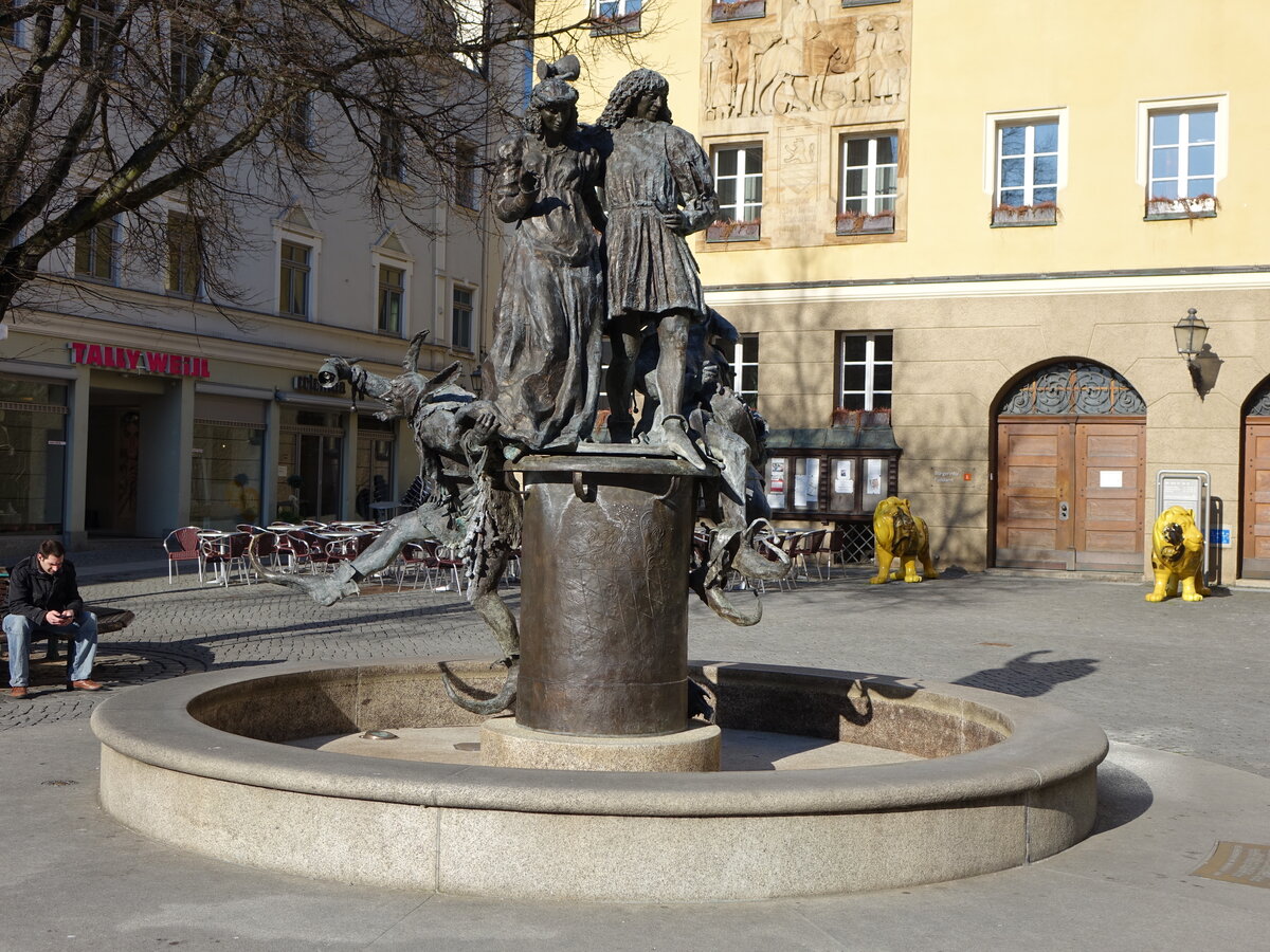 Amberg, der Hochzeitsbrunnen erinnert an die historische Hochzeit im Jahr 1474 von Kurfrst Friedrich I. von der Pfalz (06.04.2015)