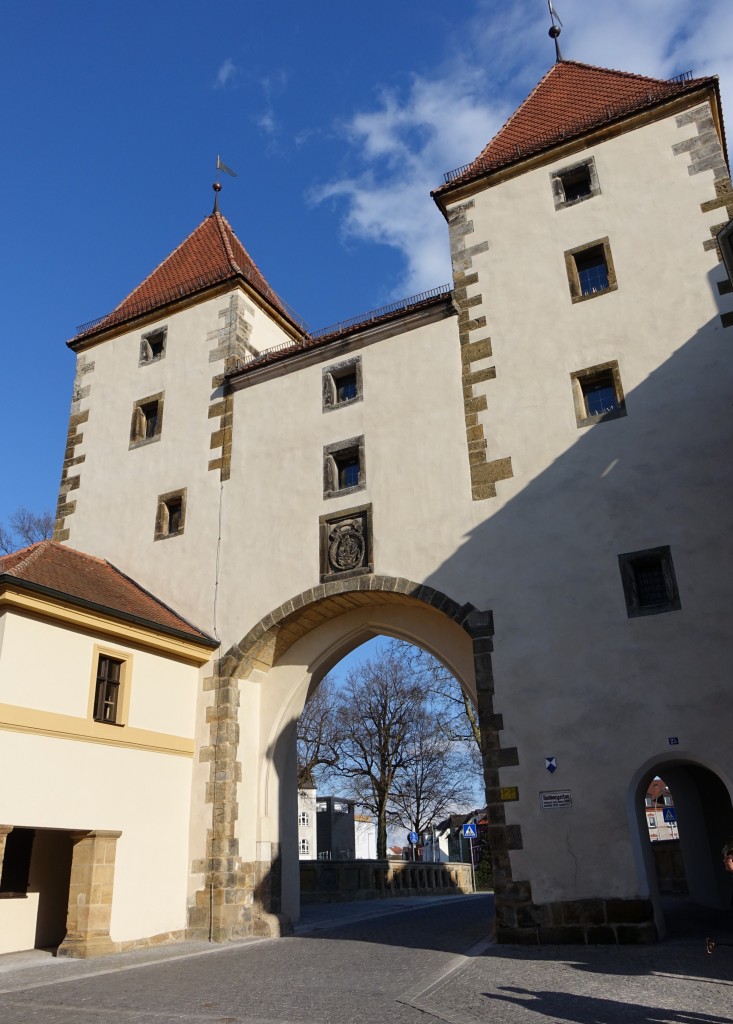 Amberg, Nabburger Tor, im Spitzbogen schlieendes Tor mit wehrhaften zweigeschossigen berbau, flankiert von zwei Trmen, erbaut 1587 (06.04.2015)