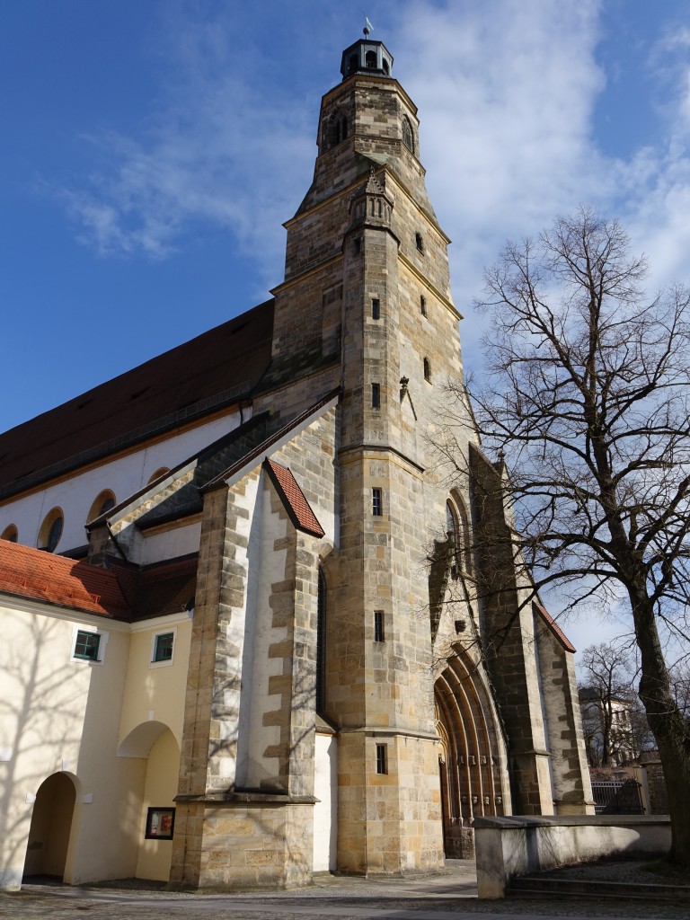 Amberg, St. Georg Kirche im ehem. Jesuitenkolleg, dreischiffige Basilika, erbaut von 1359 bis 1407 durch Heinrich Hirsel, Turm 16. Jahrhundert, barockisiert durch Francesco Garbanini und Wolfgang Dientzenhofer (06.04.2015)