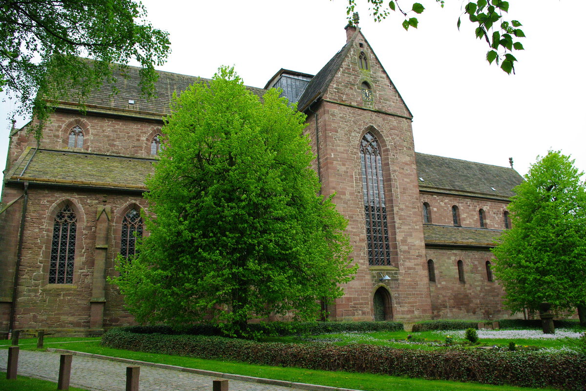 Amelungsborn, Klosterkirche St. Marien, romanisches Langhaus erbaut im 12. Jahrhundert, Chor gotisch (11.05.2010)