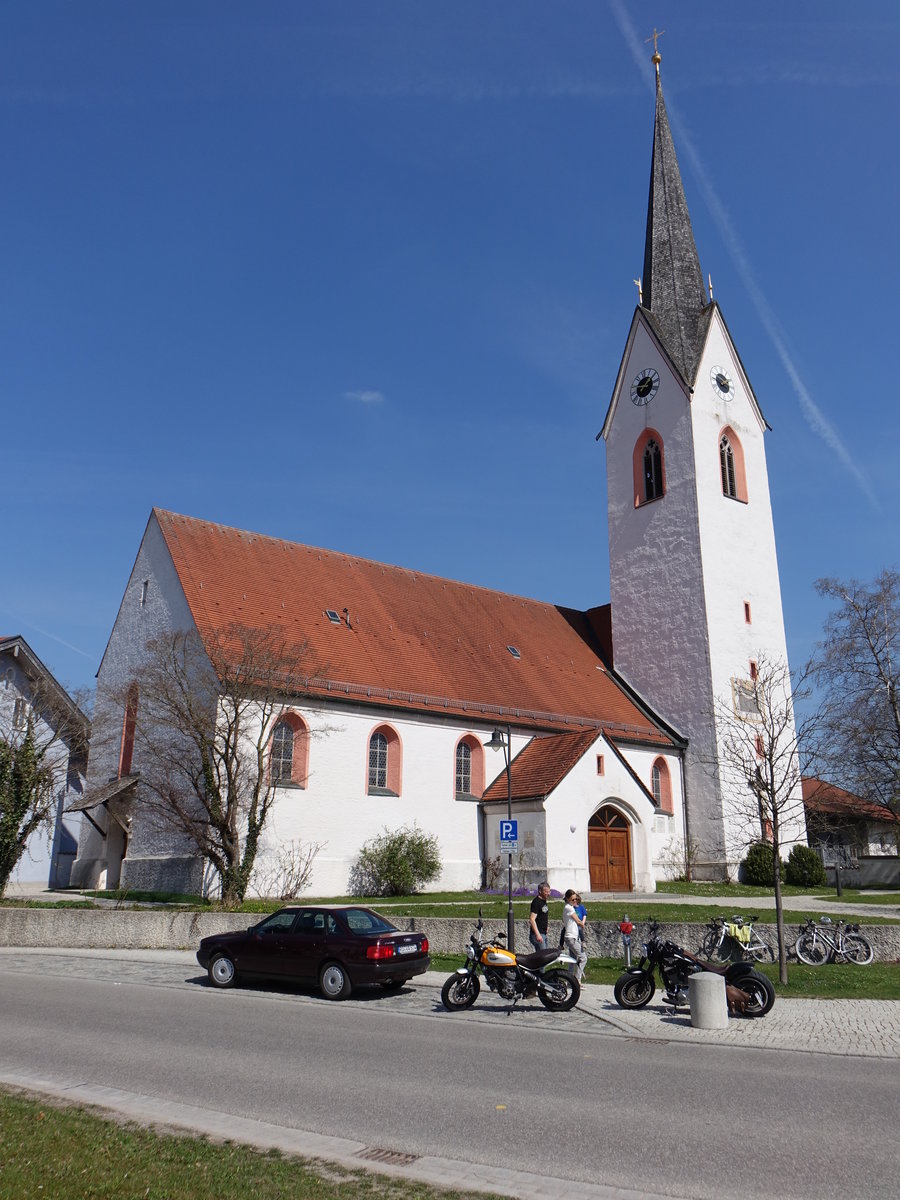 Amerang, Pfarrkirche St. Rupertus, erbaut bis 1367, nach 1474 erfolgte der Anbau eines sdlichen Seitenschiffes sowie die Durchbrechung der Langhauswand fr eine Grabsttte der Laiminger.  Im 18. Jahrhundert erfolgte eine Barockisierung mit dem Abschlagen der gotischen Gewlberippen und der Anbau einer Sakristei. 1866 erhielt der Turm einen Spitzhelm (02.04.2017)