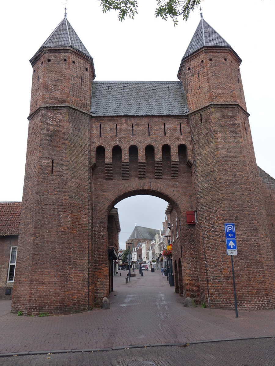 Amersfoort, Kamperbinnenpoort mit 2 achteckigen Trmchen des 13. Jahrhundert, Bogen und Wehrgang von 1931 (21.08.2016)
