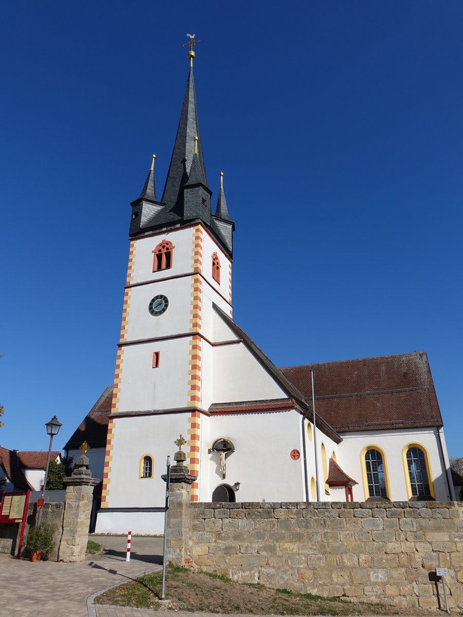 Amlingstadt, kath. Pfarrkirche St. gidius, Saalbau mit Satteldach, eingezogener, quadratischer Chor, viergeschossiger Turm mit Spitzhelm, erbaut im 15. Jahrhundert, barockisiert von 1750 bis 1751 durch Martin Mayer, modernes Querhaus erbaut von 1970 bis 1972 (13.10.2018)