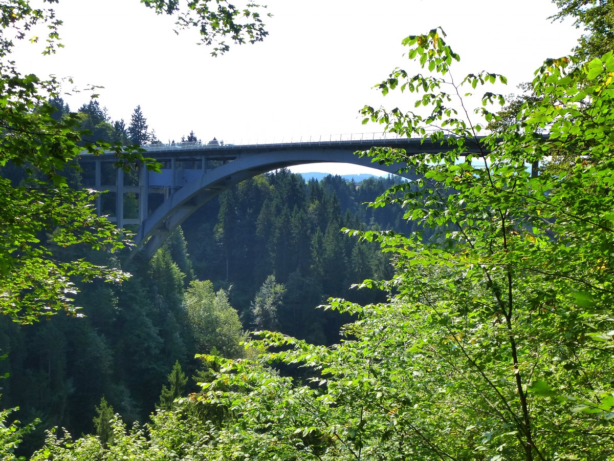 Ammerbrcke Echelsbach, die weitgespannteste Melan-Bogenbrcke der Welt, Bogenspannweite 130m, nach einer Bauzeit von 12 Monaten im Jahr 1929 eingeweiht, Sept.2014