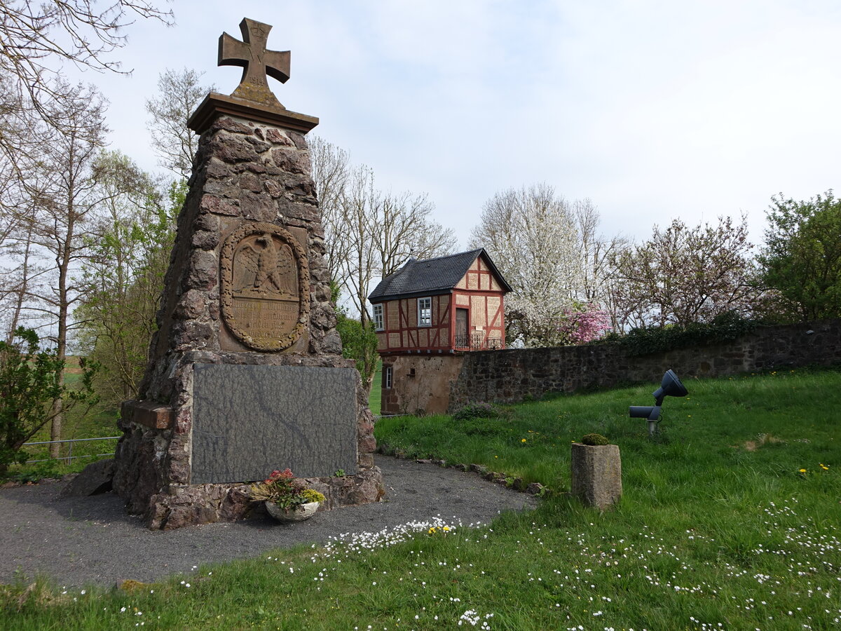 Amnau, Kriegerdenkmal und Rapunzelhuschen am Kirchplatz (01.05.2022)