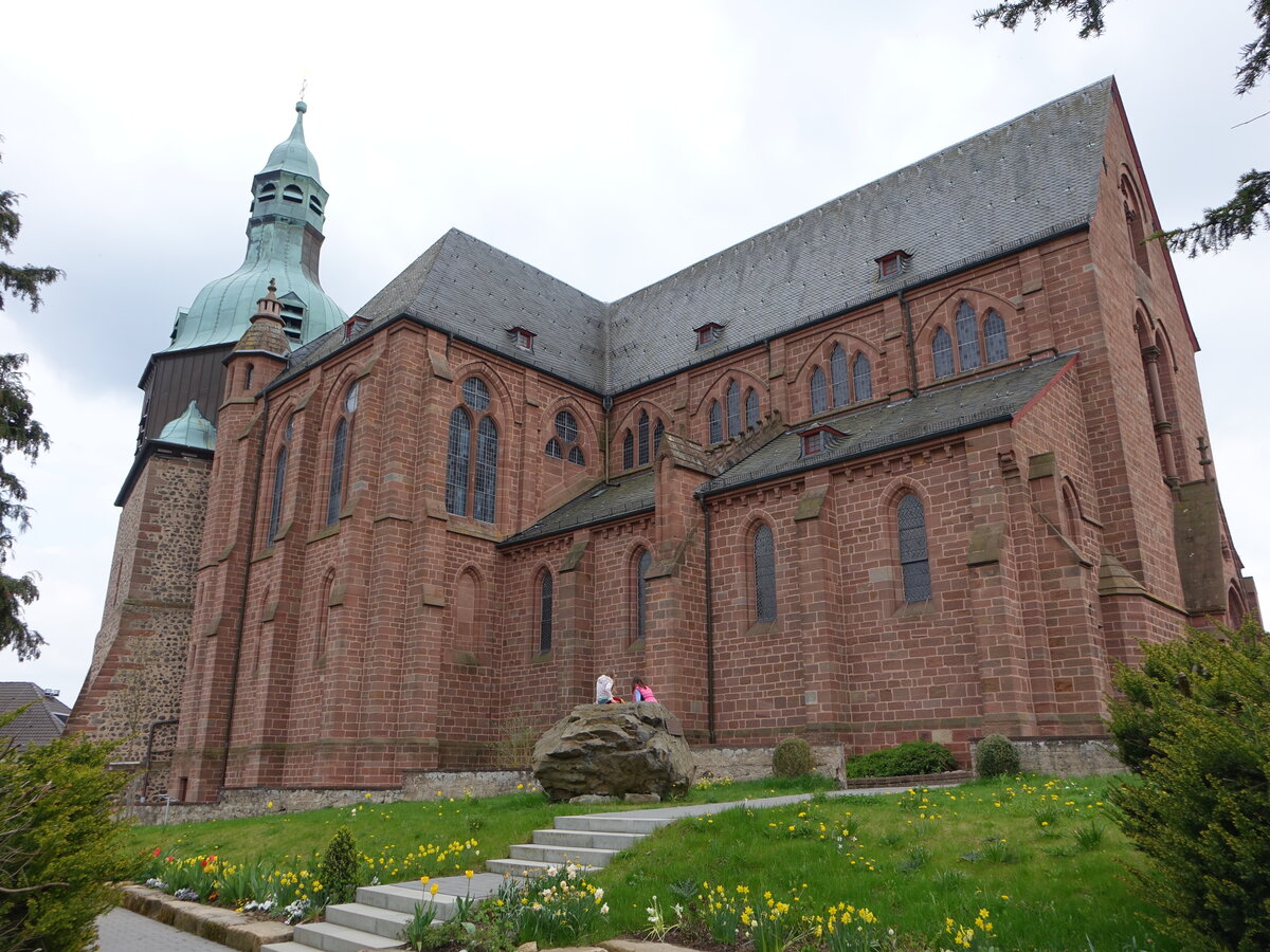 Amneburg, neugotische Basilika St. Johannes der Tufer, erbaut von 1866 bis 1871 nach einem Entwurf von Georg Gottlob Ungewitter (01.05.2022)