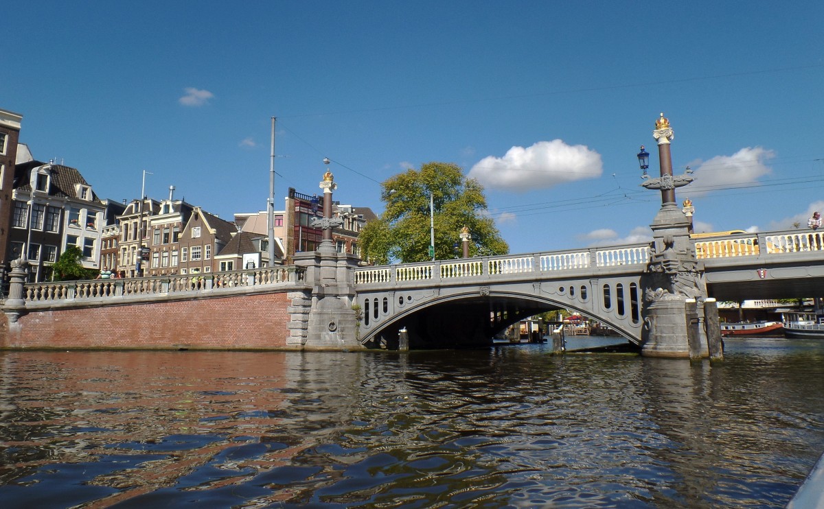 Amsterdam am 8.9.2014 -  Blaue Brcke (Blauwbrug) ber die Amstel, die acht Lampenpfosten aus Marmor sind mit der Krone Kaiser Maximilians I. verziert